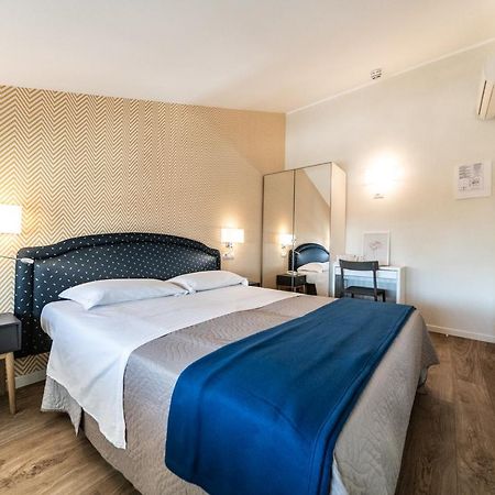 Hotel Kiss Riccione Buitenkant foto