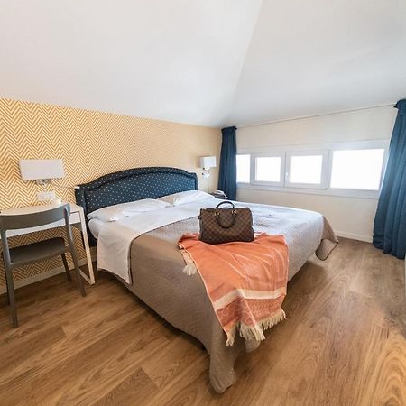 Hotel Kiss Riccione Buitenkant foto