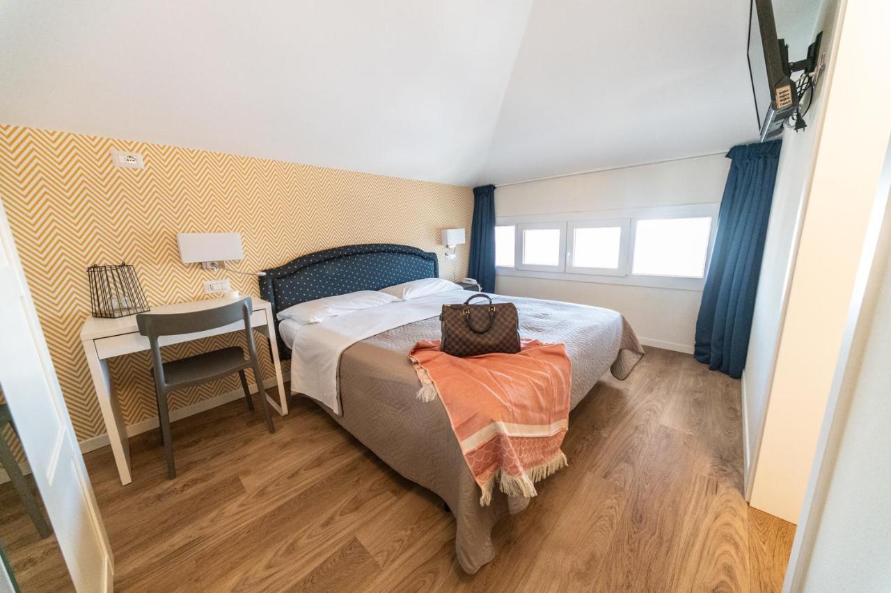 Hotel Kiss Riccione Buitenkant foto