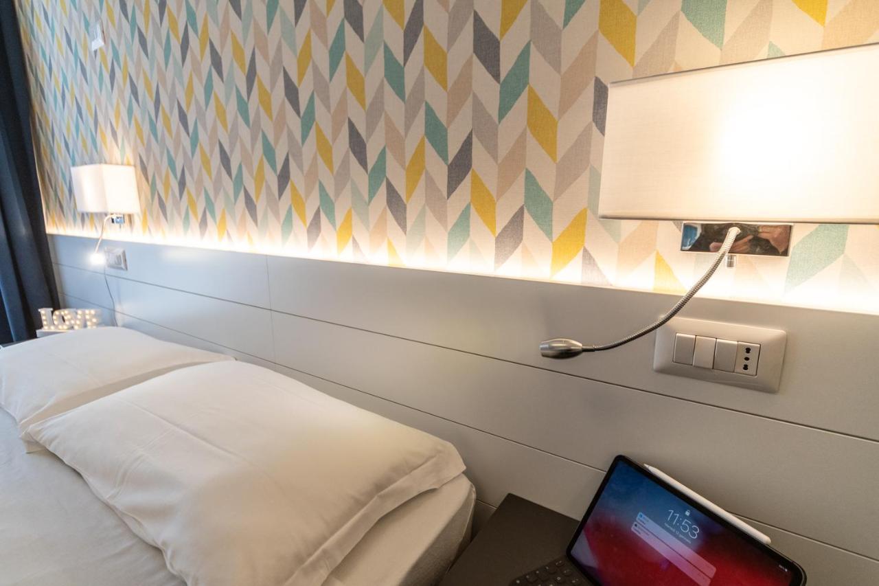 Hotel Kiss Riccione Buitenkant foto