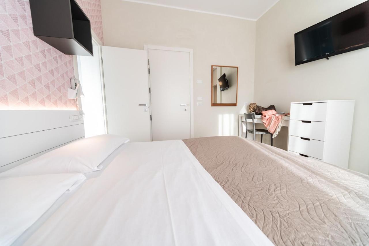 Hotel Kiss Riccione Buitenkant foto