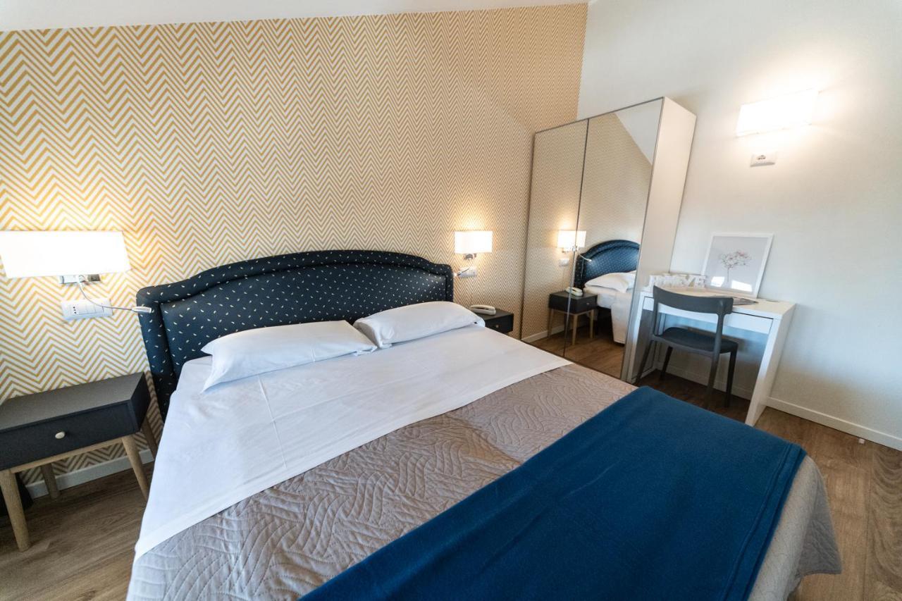 Hotel Kiss Riccione Buitenkant foto