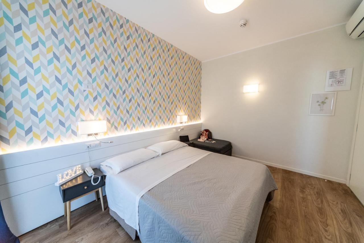 Hotel Kiss Riccione Buitenkant foto