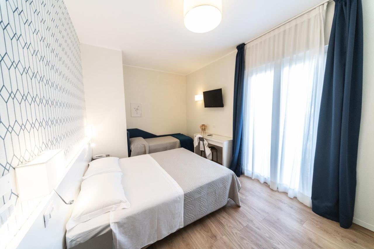 Hotel Kiss Riccione Buitenkant foto