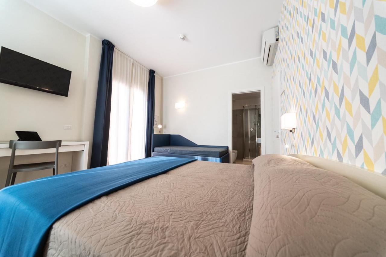 Hotel Kiss Riccione Buitenkant foto