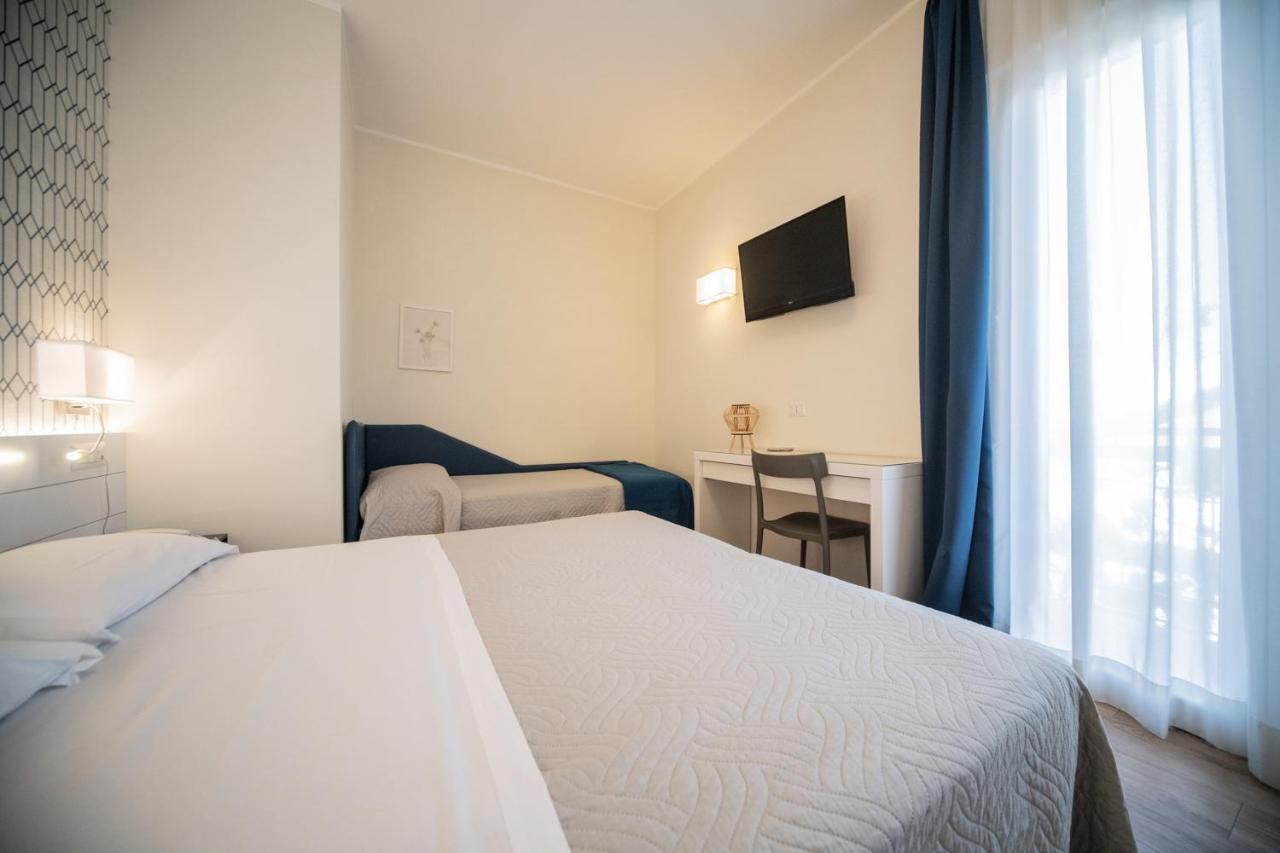 Hotel Kiss Riccione Buitenkant foto